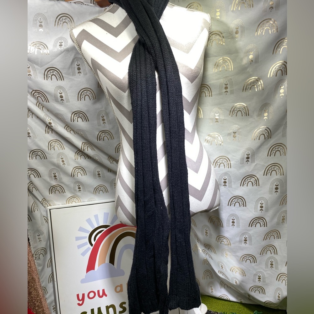 Roundtree & Yorke Dark Knit Accessory